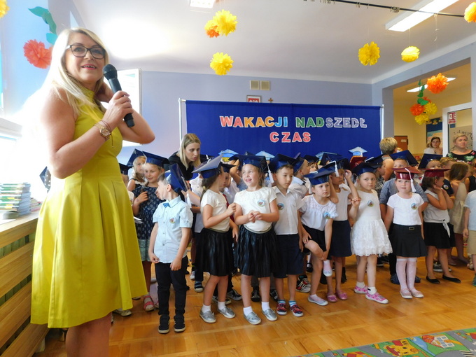 Dyrektor PP 1 Anna Kamińska życzyła wszystkim udanych wakacji