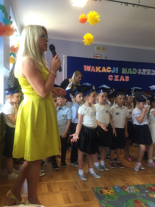 Dyrektor PP 1 Anna Kamińska życzyła wszystkim udanych wakacji