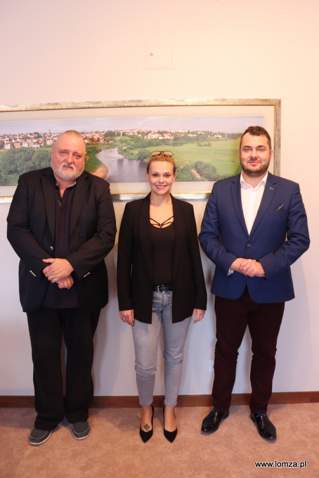 Rafał Roskowiński i Katarzyna Sykut z Fundacji Rosk-Art w gabinecie prezydenta Łomży Mariusza Chrzanowskiego