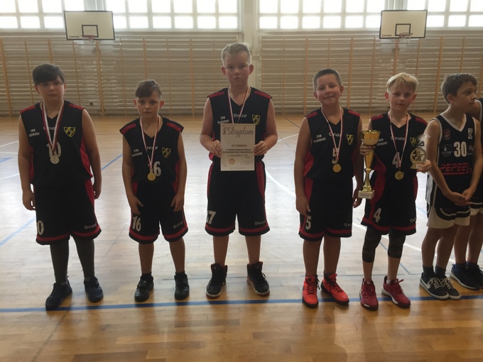 Młodzi koszykarze z SP 9 ze złotymi medalami