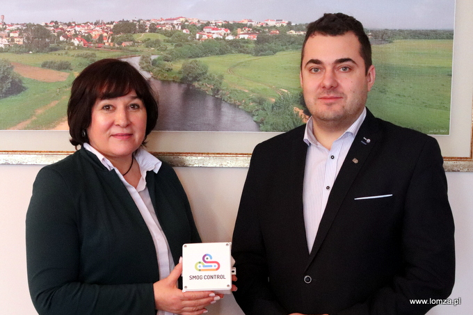 dyrektor Szkoły Podstawowej nr 2 w Łomży Jolanta Kowalewska i prezydent Łomży Mariusz Chrzanowski