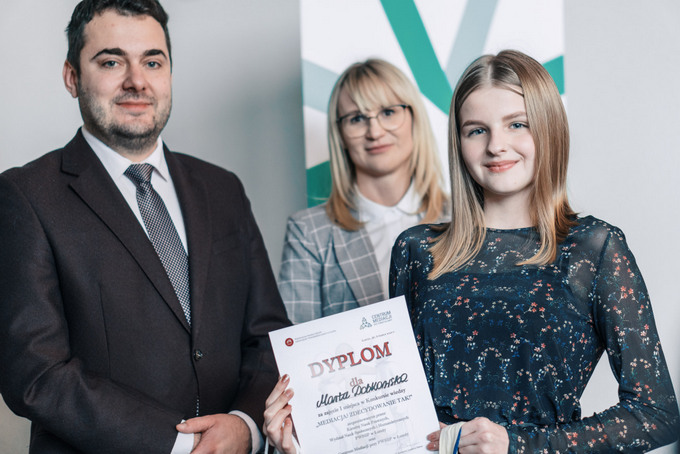 Wiedzy i zdolności mediacyjnych młodym uczestnikom gratulował Prezydent Łomży Mariusz Chrzanowski. Obok zwyciężczyni: Marta Dobkowska, uczennica II LO (fot. PWSIiP)
