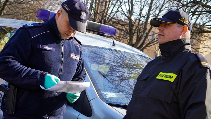 Funkcjonariusze Komendy Miejskiej Policji w Łomży i Straży Miejskiej w Łomży podczas wspólnych działań (fot. KMP Łomża)