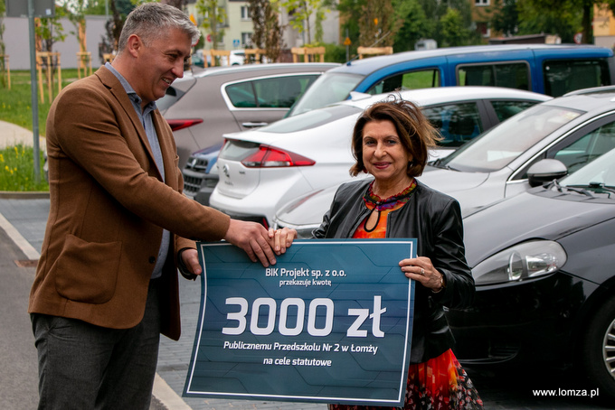 prezes firmy BIK Projekt Robert Skarżyński przekazuje symboliczny bon na 3 tysiące złotych dyrektor Przedszkola Publicznego nr 2 Marii Mikołajewskiej