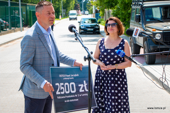 właściciel firmy EKOTECH Paweł Jarząbek przekazuje symboliczny bon dyrektor Publicznego Przedszkola nr 2 Marii Mikołajewskiej
