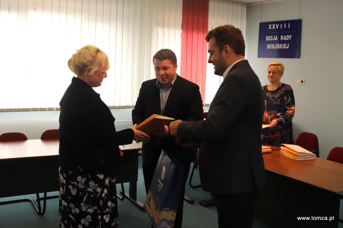 Awansów nauczycielom pogratulowali: prezydent Mariusz Chrzanowski i jego zastępca Andrzej Stypułkowski