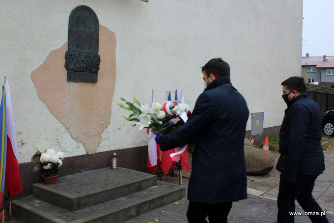 kwiaty pod pamiątkową tablicą złożyli m.in. prezydent Łomży Mariusz Chrzanowski i jego zastępca Andrzej Stypułkowski