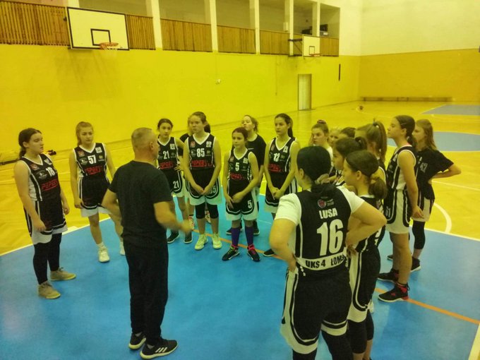 Trening zawodniczek UKS 4 Łomża pod okiem Mariusza Świerka