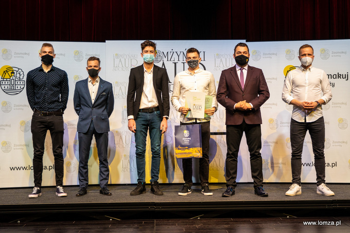 laureaci Łomżyńskich Laurów Sportowych w kategorii "Sportowiec" wspólnie z prezydentem Mariuszem Chrzanowskim i radnym Piotrem Serdyńskim