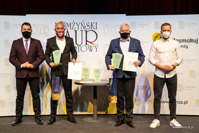laureaci Łomżyńskich Laurów Sportowych w kategorii "Trener" Tomasz Staniórski i Andrzej Wojtkowski wspólnie z prezydentem Mariuszem Chrzanowskim i radnym Piotrem Serdyńskim