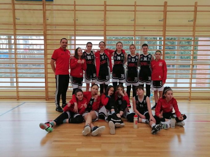 Zespół koszykarek UKS "4" Łomża