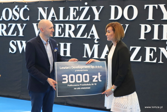 wykonawca sali sportowej przekazał 3000 zł na rzecz Przedszkola Publicznego nr 10