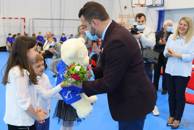 podziękowania od uczniów SP 2 odbiera prezydent Mariusz Chrzanowski