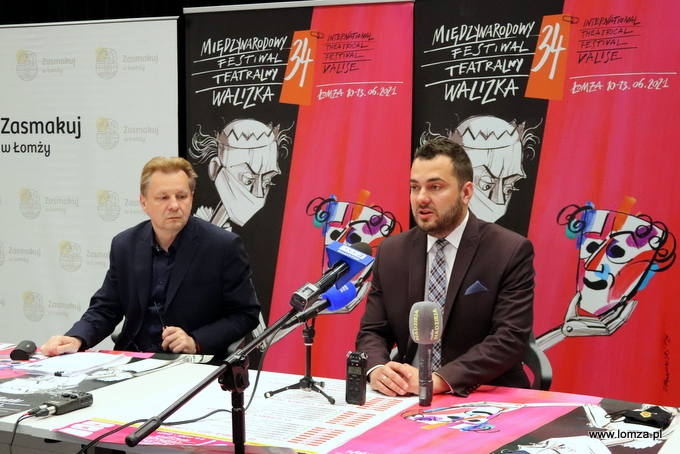dyrektor TLiA Jarosław Antoniuk oraz prezydent Łomży Mariusz Chrzanowski