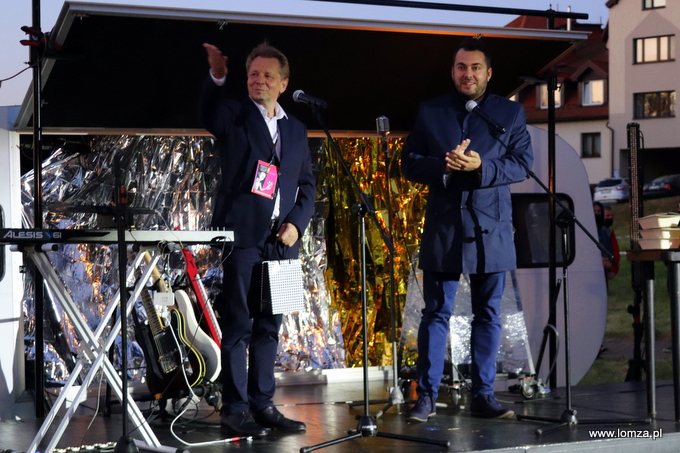 dyrektor Jarosław Antoniuk i prezydent Mariusz Chrzanowski na zakończenie Międzynarodowego Festiwalu Teatralnego "Walizka"