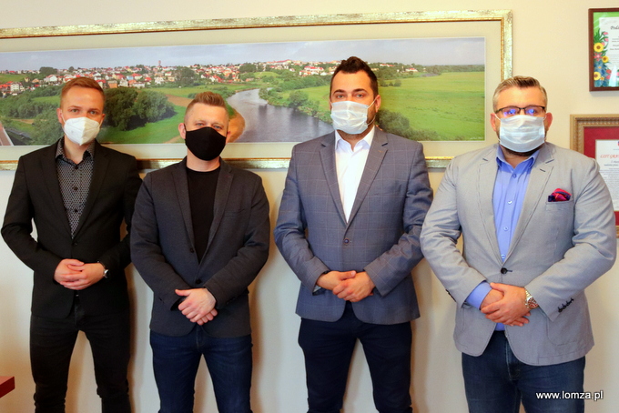 radny Piotr Serdyński, Krzysztof Babiński, prezydent Mariusz Chrzanowski, radny Maciej Borysewicz