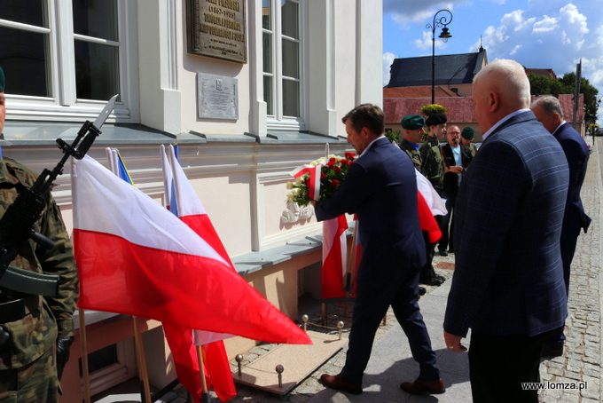 złożenie kwiatów przed tablicą Marszałka Józefa Piłsudskiego 