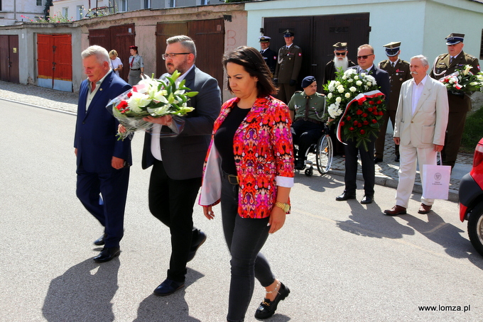 złożenie kwiatów przed tablicą Marszałka Józefa Piłsudskiego 
