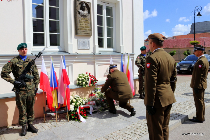 złożenie kwiatów przed tablicą Marszałka Józefa Piłsudskiego 