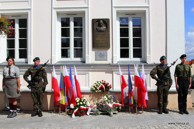złożenie kwiatów przed tablicą Marszałka Józefa Piłsudskiego 