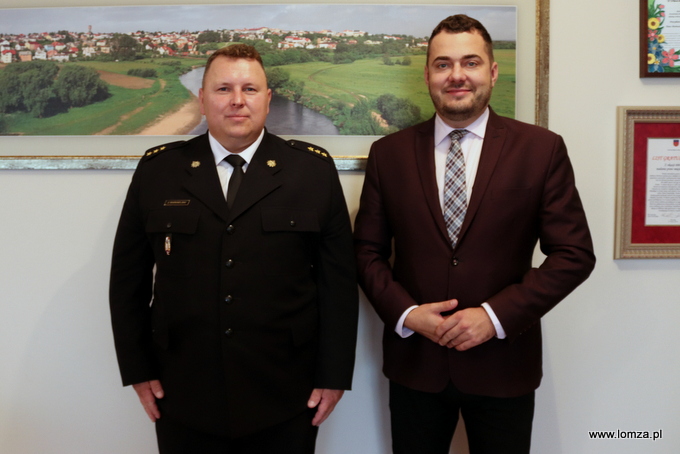Prezydent Łomży Mariusz Chrzanowski i Komendant Miejski Państwowej Straży Pożarnej w Łomży