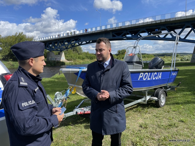 Komendant Miejski Policji w Łomży insp. Krzysztof Woźniewski i prezydent Łomży Mariusz Chrzanowski