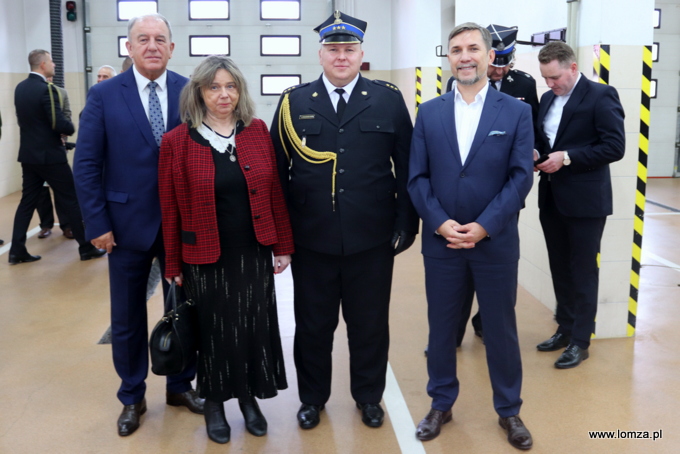 nowy komendant Straży Pożarnej w Łomży z przedstawicielami władz miasta