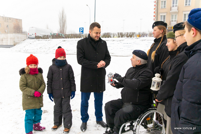 harcerze przekazują prezydentowi Betlejemskie Światło Pokoju