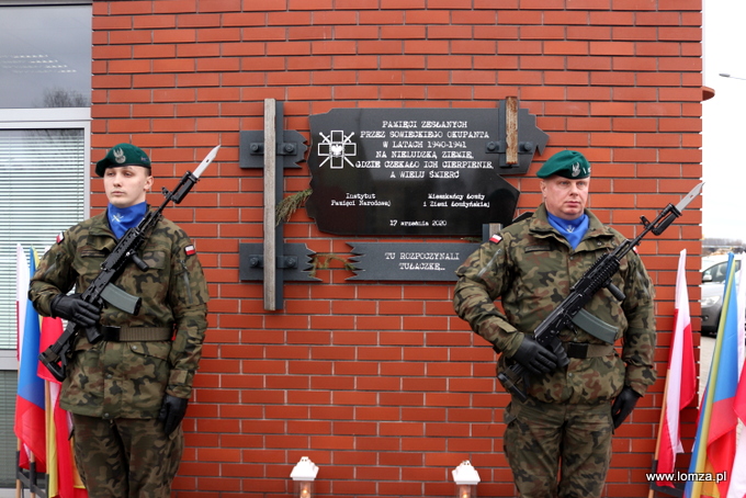 tablica "Pamięci Zesłanych przez sowieckiego okupanta w latach 1940-1941 na nieludzką ziemię" znajdująca się na Miejskiej Hali Targowej w pobliżu dawnego dworca kolejowego