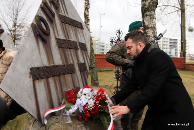 składanie kwiatów przed pomnikiem Sybiraków przy ul. Katyńskiej