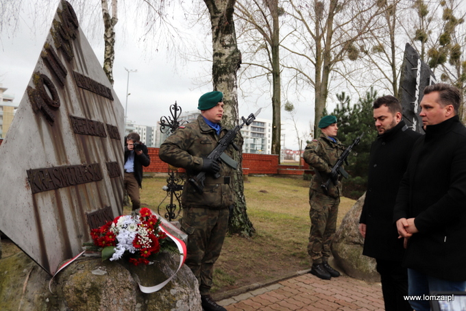 składanie kwiatów przed pomnikiem Sybiraków przy ul. Katyńskiej