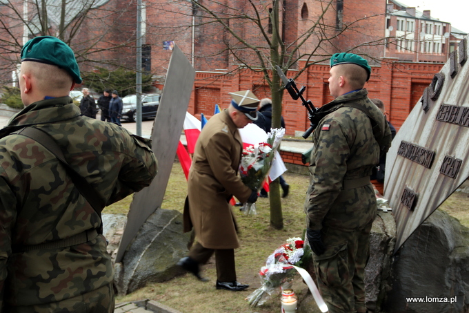 składanie kwiatów przed pomnikiem Sybiraków przy ul. Katyńskiej