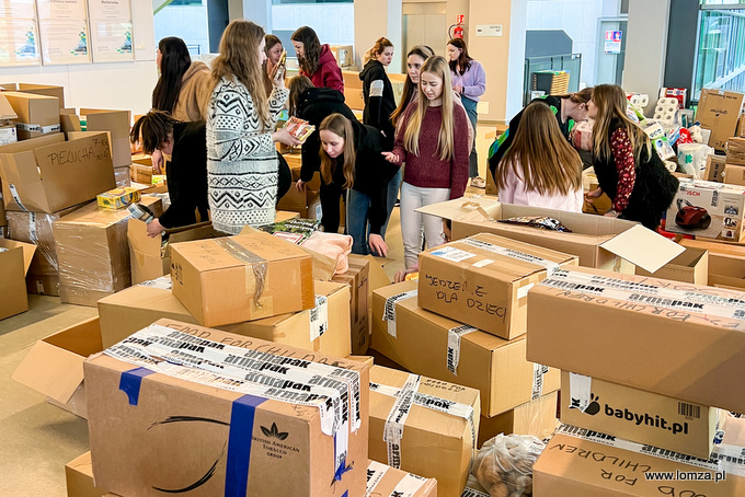 Punkt Pomocy Humanitarnej w Akademii Nauk Stosowanych przy ul. Akademickiej 1 w Łomży, fot. Kamil Brzostowski