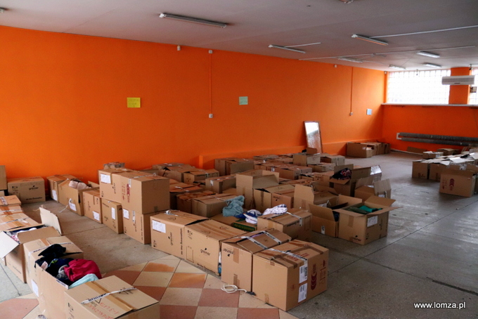 Oddział Punktu Pomocy Humanitarnej przeznaczony do zbiórki i wydawania odzieży oraz obuwia znajduje się przy ul. Bernatowicza 6 