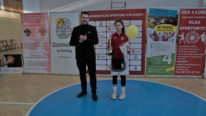 Kapitan drużyny Oliwia Cwalina z Prezydentem Miasta Łomża Mariuszem Chrzanowskim