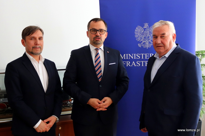 zastępca prezydenta Łomży Andrzej Garlicki, pełnomocnik Rządu ds. CPK Marcin Horała oraz poseł Kazimierz Gwiazdowski na spotkaniu w Ministerstwie Infrastruktury