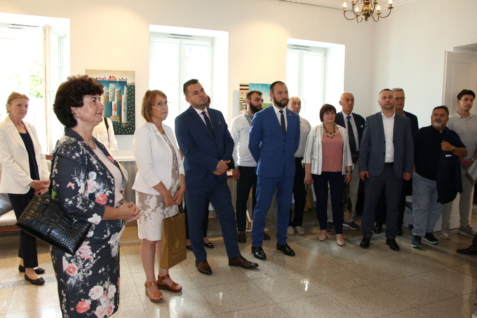 W uroczystym otwarciu wystawy uczestniczyły władze Łomży, delegacje z miast zagranicznych oraz przedstawiciel z Ambasady Republiki Bułgarii w Polsce