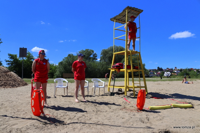 ratownicy na plaży miejskiej w Łomży