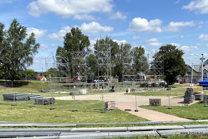 trwa budowa sceny na muszli koncertowej