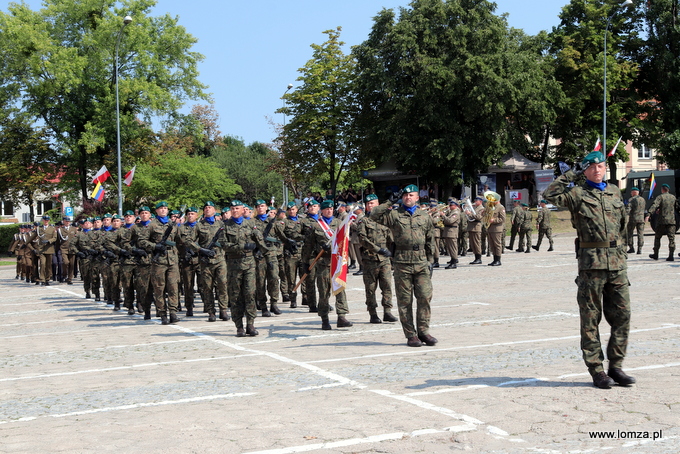 Święto 18. Łomżyńskiego Pułku Logistycznego im. gen. bryg. Mariana Raganowicza odbyło się na Pl. Niepodległości w Łomży