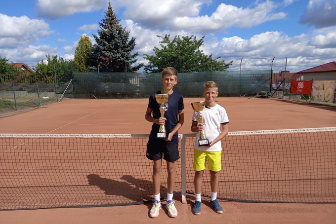 Finaliści turnieju. Zwycięzca Mateusz Nowak (z prawej) i Mateusz Kas, który zajął drugie miejsce