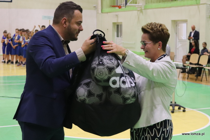 prezydent Łomży Mariusz Chrzanowski i dyrektor Szkoły Podstawowej nr 10 Jadwiga Kirejczyk