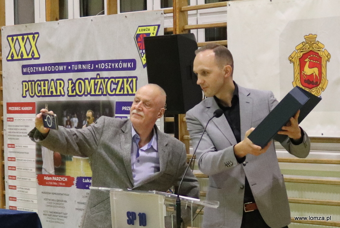 wieloletni trener UKS Łomżyczka 10 i pomysłodawca turnieju Edward Traskowski oraz jego najbardziej utytułowany wychowanek Łukasz Wilczek