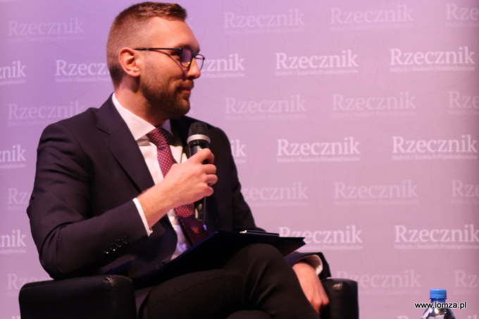 prowadzący debatę Adam Janczewski