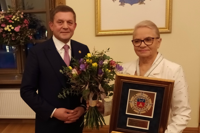 Zdzisław Palewicz, mer rejonu solecznickiego wręcza insygnia Honorowej Obywatelki Rejonu Solecznickiego Pani Hance Gałązce 