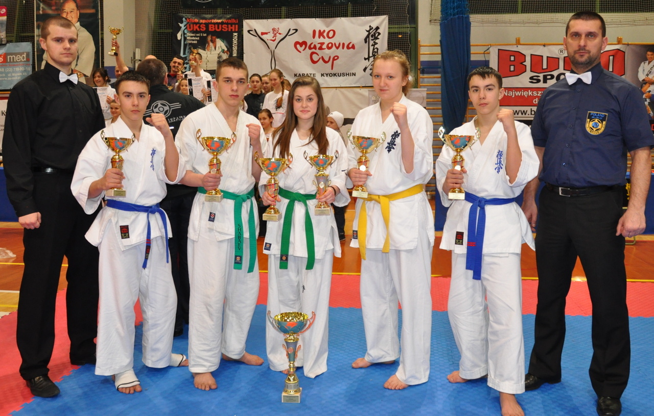 Sensei Marek Czech, Tomasz Stachacz, Szamil Szabajew, Karolina Mroczkowska, Klaudia Gawryś, Adam Stachacz oraz sensei Dariusz Syrnicki. Zdjęcie pochodzi z 2013 roku (fot. archiwum prywatne)