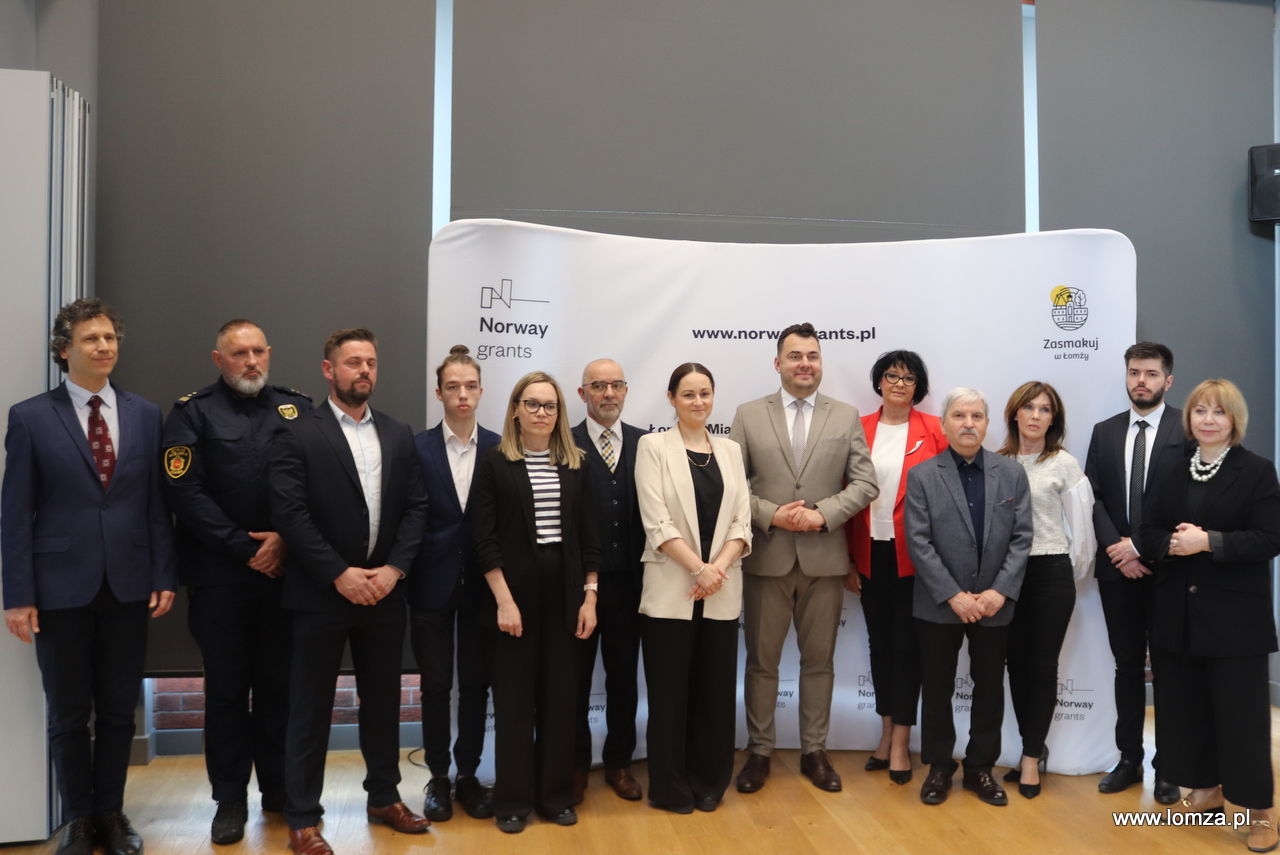 uczestnicy briefingu podsumowującego projekt "Łomża - Miasto, w którym żyję i pracuję", finansowanego z Funduszy Norweskich