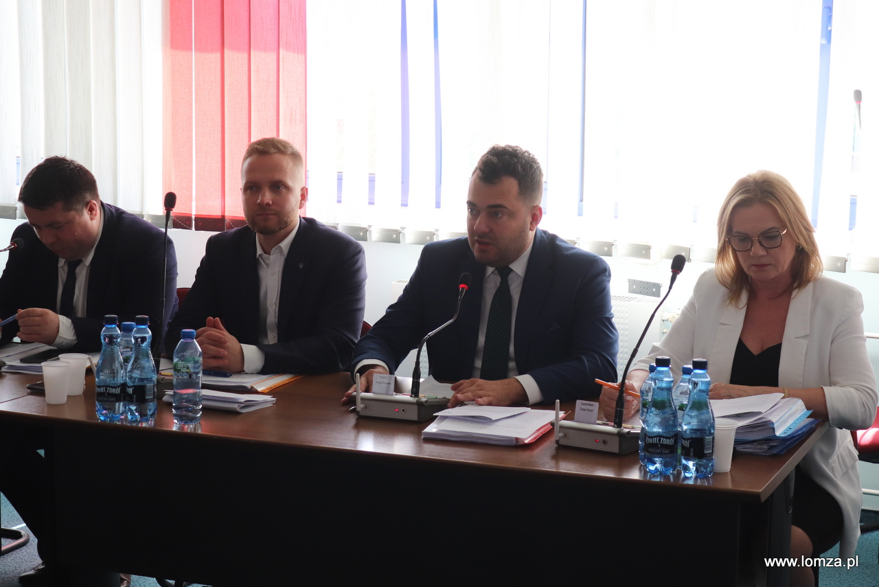 prezydent Mariusz Chrzanowski w towarzystwie swoich zastępców i Skarbnik Miasta