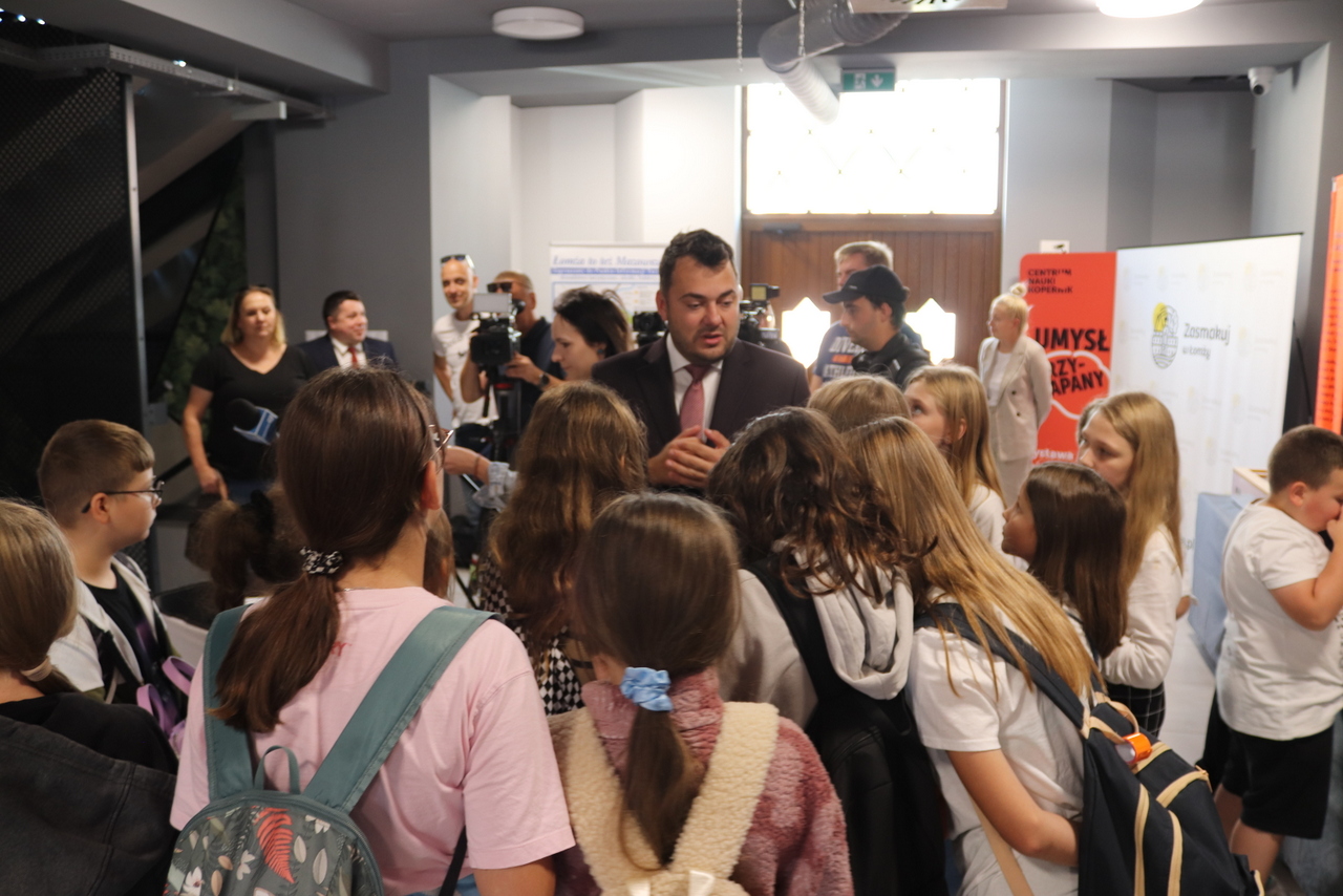 wystawę naukową zorganizowaną w ramach Budżetu Obywatelskiego odwiedzają dzieci z łomżyńskich szkół