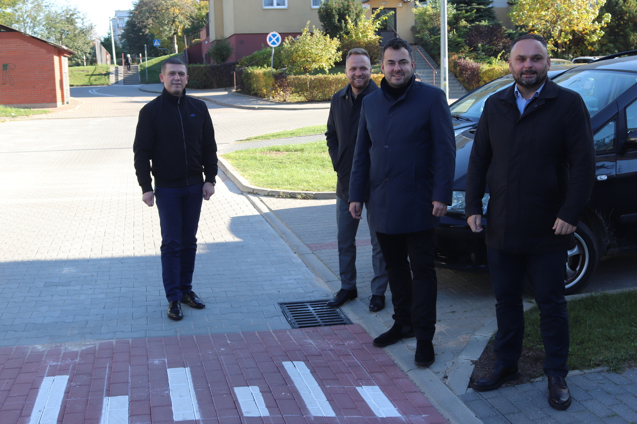 ulicę wizytowali prezydent Mariusz Chrzanowski, jego zastępca Piotr Serdyński, radny Marcin Dębek i przewodniczący Rady Osiedla nr 11 Piotr Pawłowski